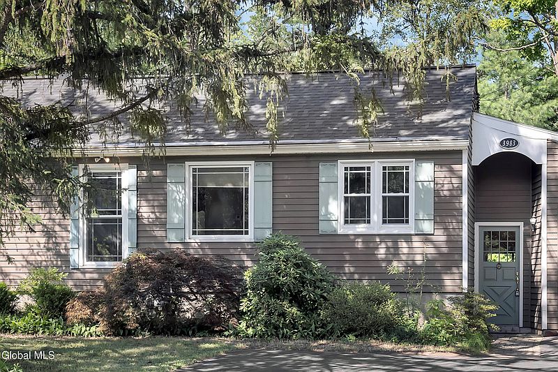 3rd image of 3983 Albany Street