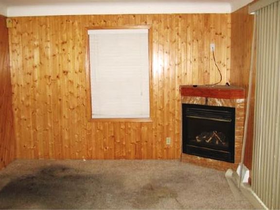 5th image of 22736 Sandy Dr NE