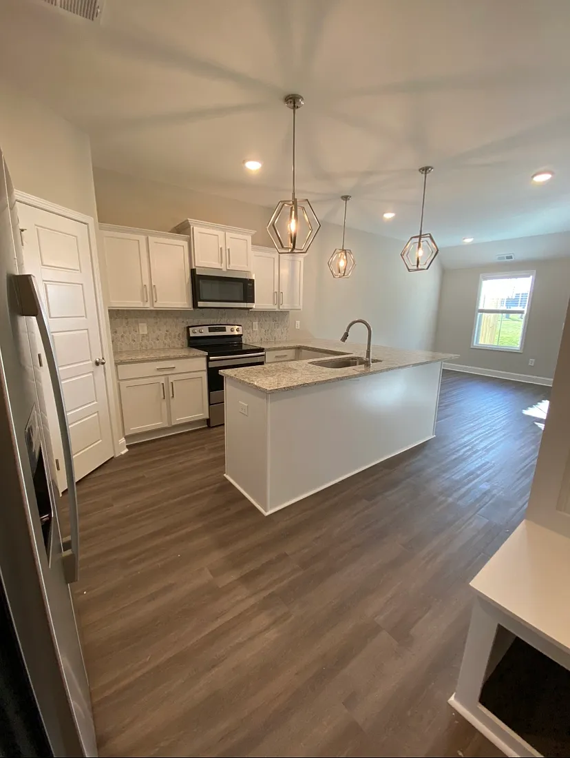 1040 Glenkirk Dr — Photo 2