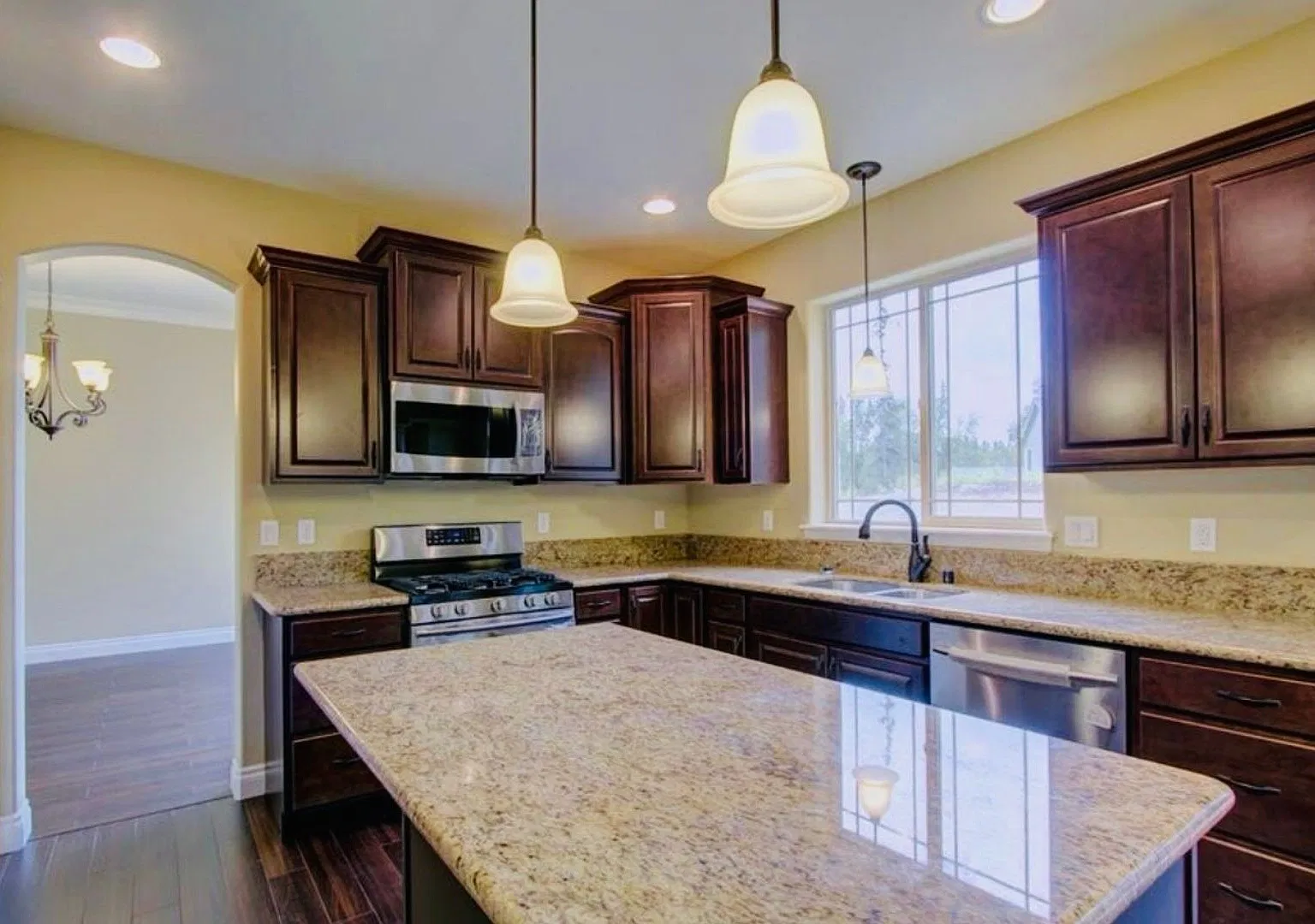 Beautiful & Modern, Warm & Cozy 4 bed 3 bath heated garage home! — Photo 4
