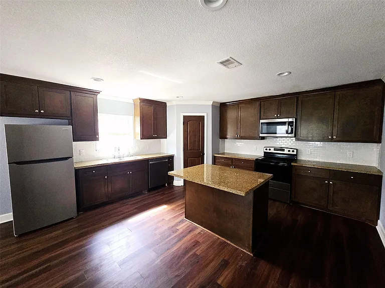 11187 Greenway Dr — Photo 3