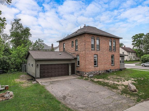 4th image of 403 Pine St S