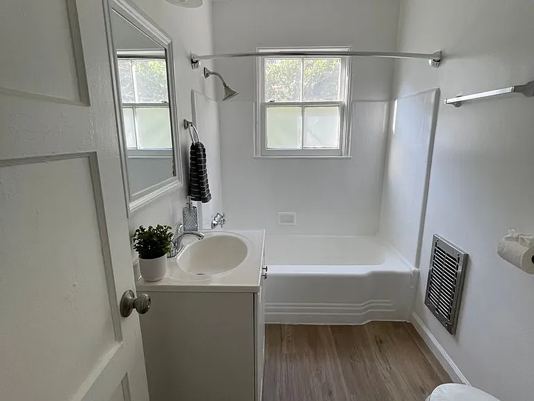 1601 N Normandie Ave — Photo 18