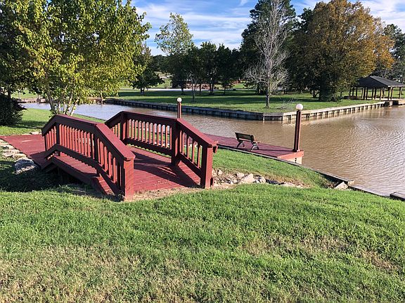 5th image of 70 Hillsborough Dr