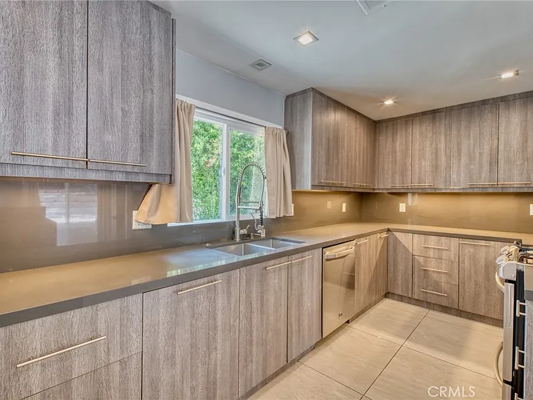20516 Clark St — Photo 7