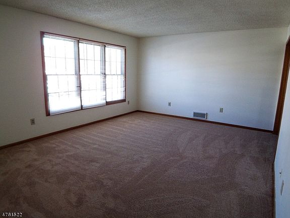 4th image of 39 Burlington Ct #1920