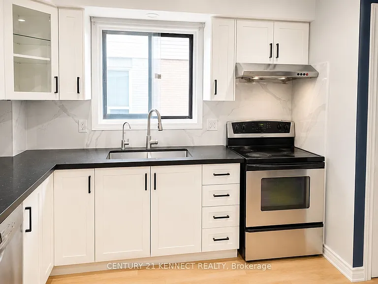 219 Barkley Cres — Photo 4
