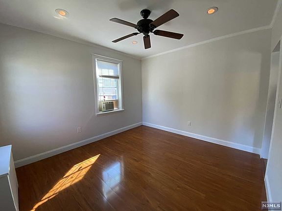 3rd image of 8-46 Oak St