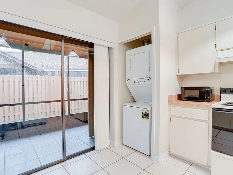 407 Douglas Way — Photo 8