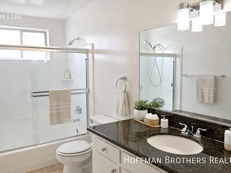 1808 N Harvard Blvd #17 — Photo 4