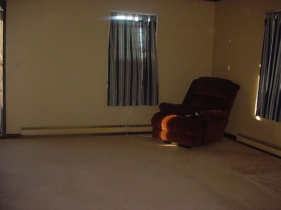 5th image of 170 Spruce Ln