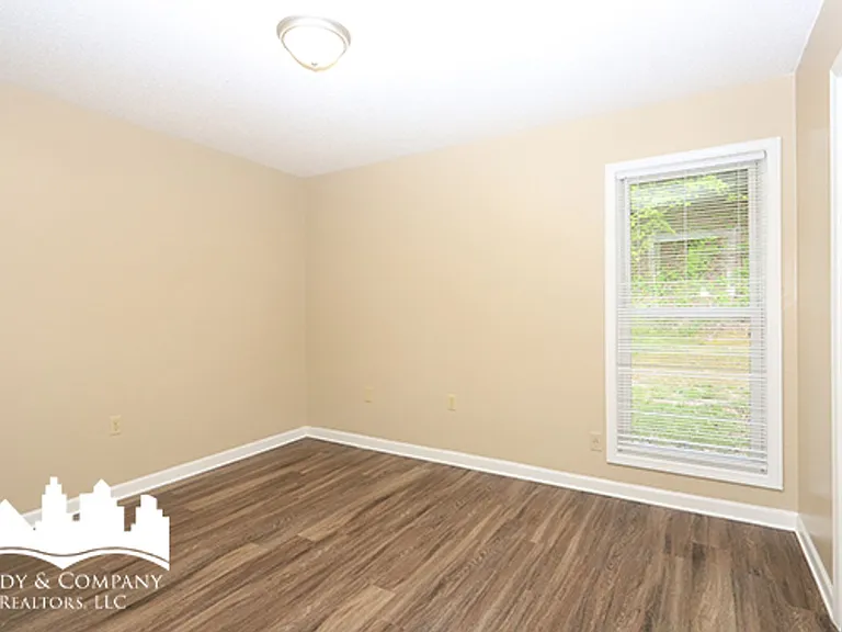 453 Fox Valley Dr — Photo 5