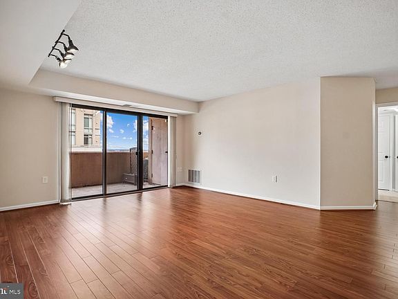 5th image of 1301 N Courthouse Rd APT 1612