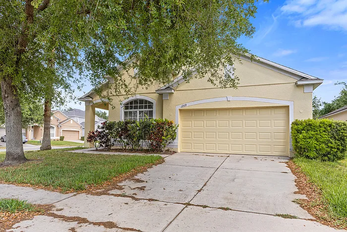 1209 Willow Branch Dr — Photo 2