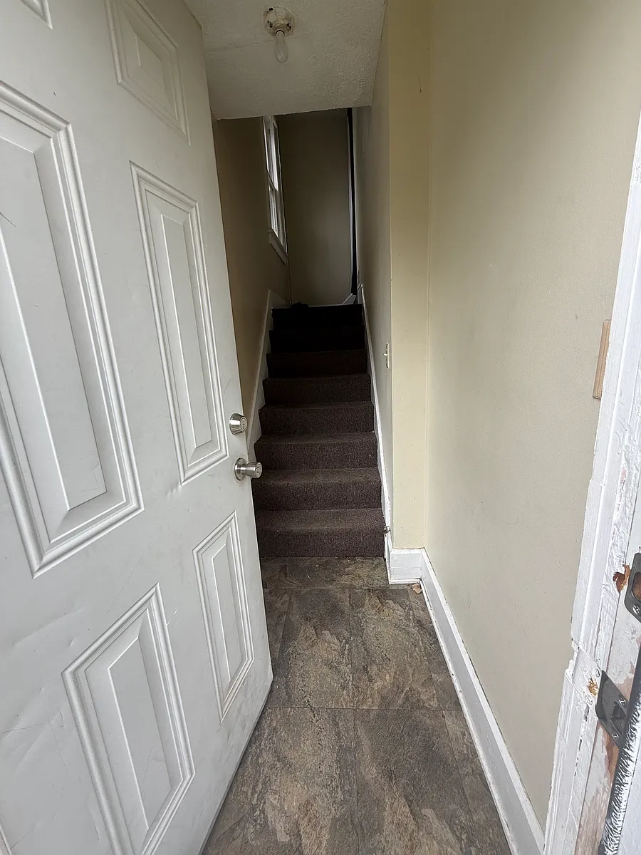 Entry way (Upstairs) - 932 Homestead Ave #2