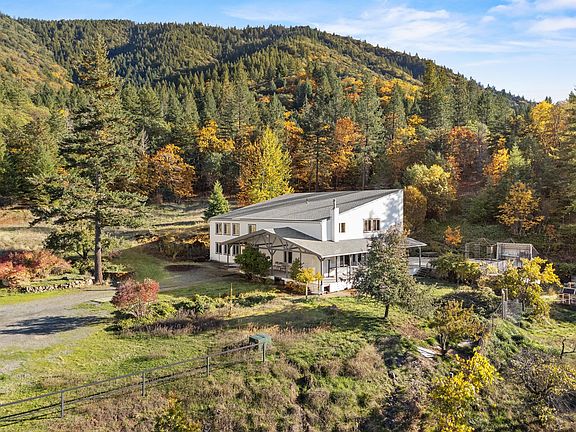 2nd image of 827 Summit Loop