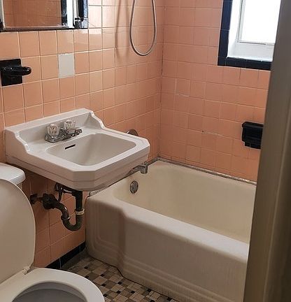 5th image of 902 42nd St