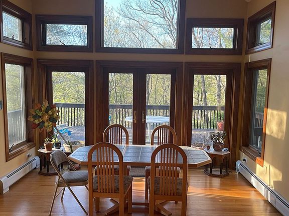 Kitchen Dining Area