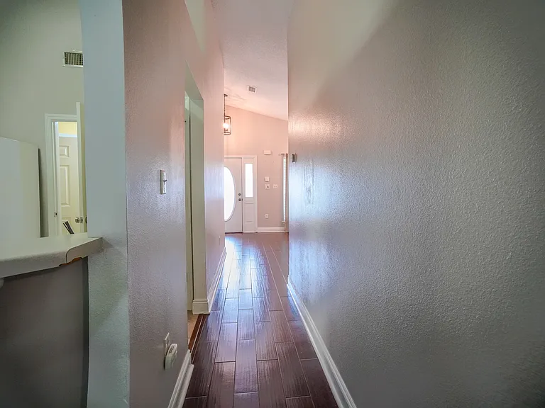 1632 Janet Ln — Photo 3