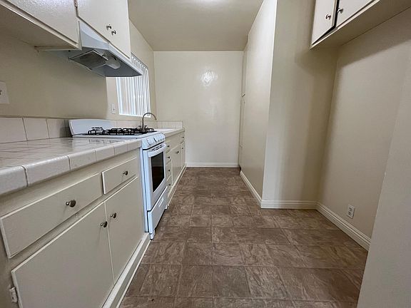 5th image of 409 N Los Robles Ave