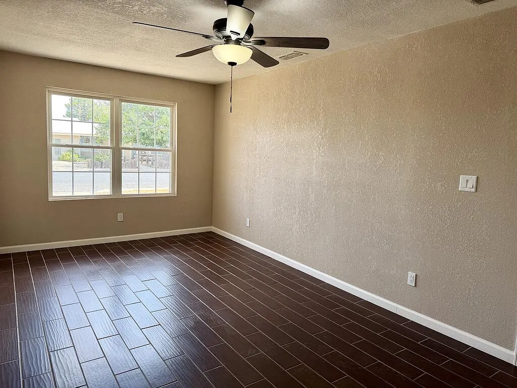3 bed, 1.0 bath, 1382 sqft, $2,000 — Photo 3