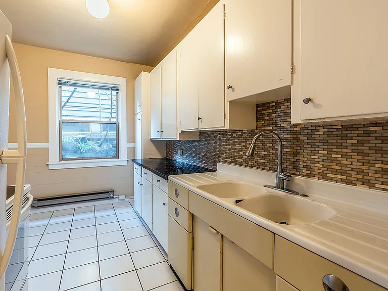 Carlyle Apartments — Photo 20