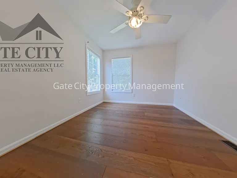 301 Cloverdale Dr — Photo 7