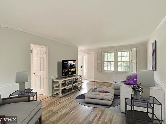 Living Room (1 of 2)