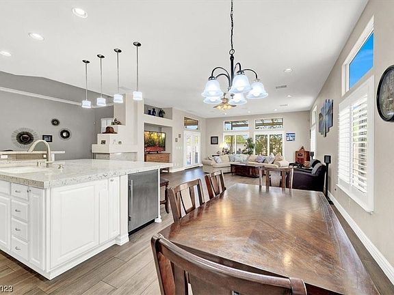 4th image of 452 Beardsley Cir