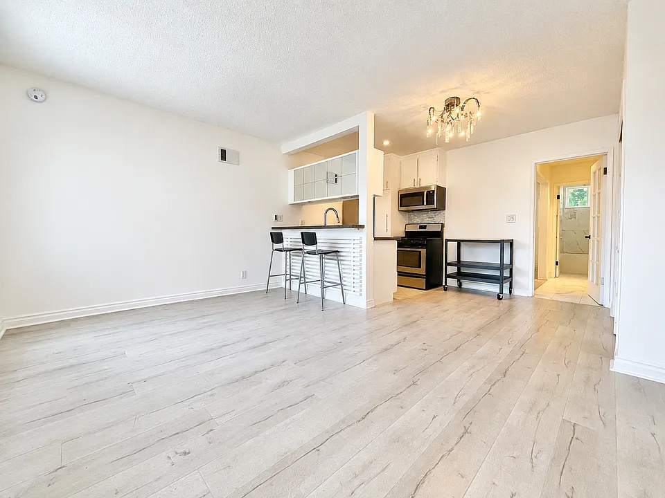 1315 N June St