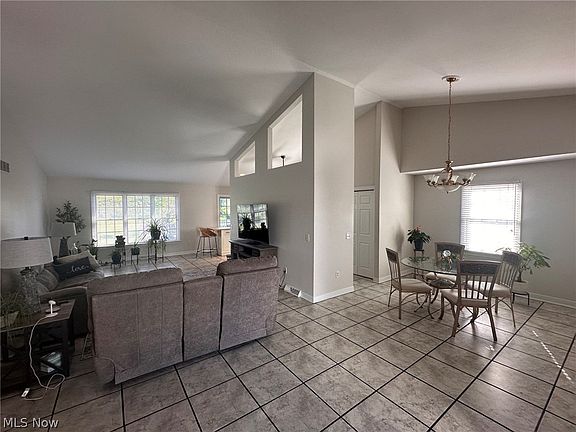 3rd image of 220 Cranberry Ct