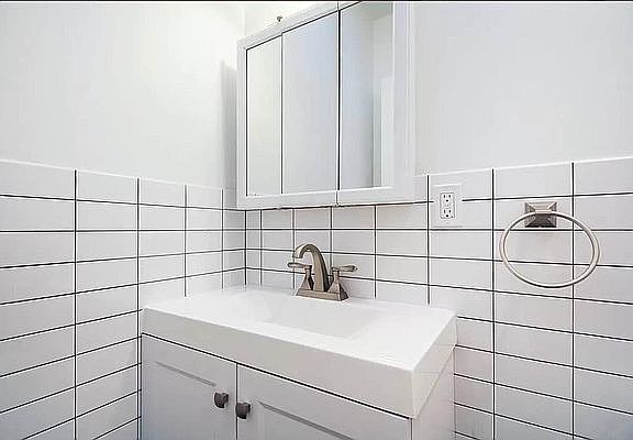 5th image of 299 Wyckoff Ave #2L