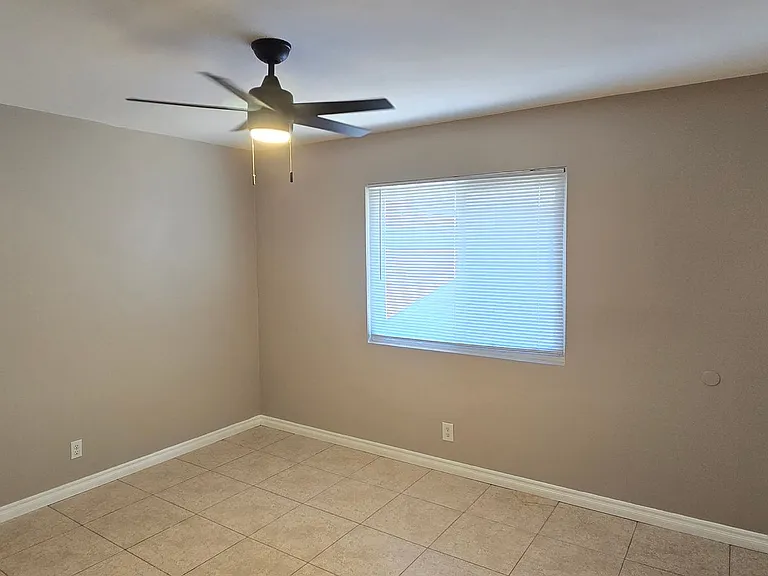 405 S Kroeger St — Photo 12