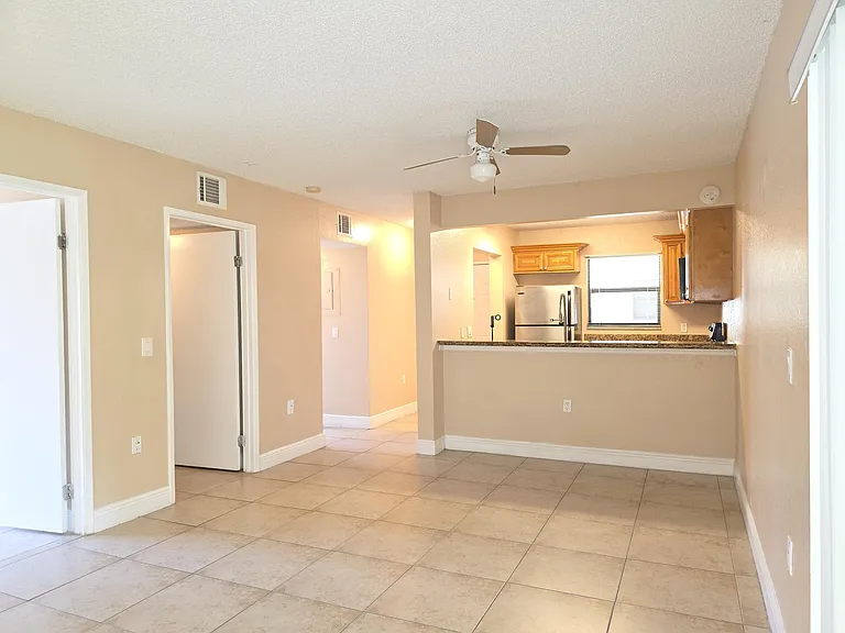 1542 Lake Crystal Dr #H — Photo 8