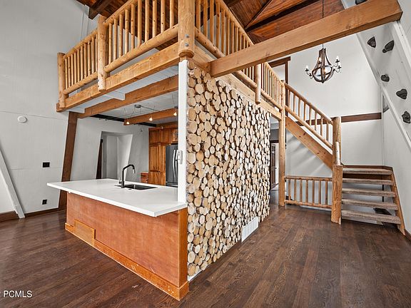 3rd image of 285 Saint Moritz Strasse