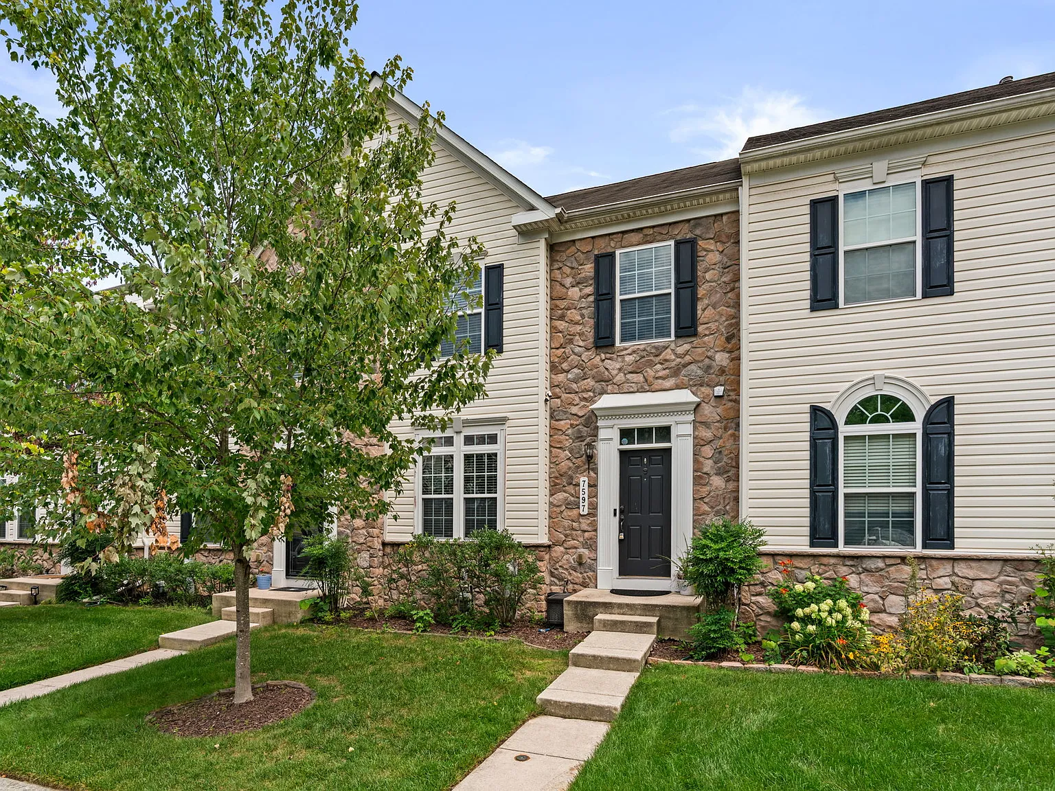 3 bed, 2.5 bath, 1694 sqft, $2,700 — Photo 1
