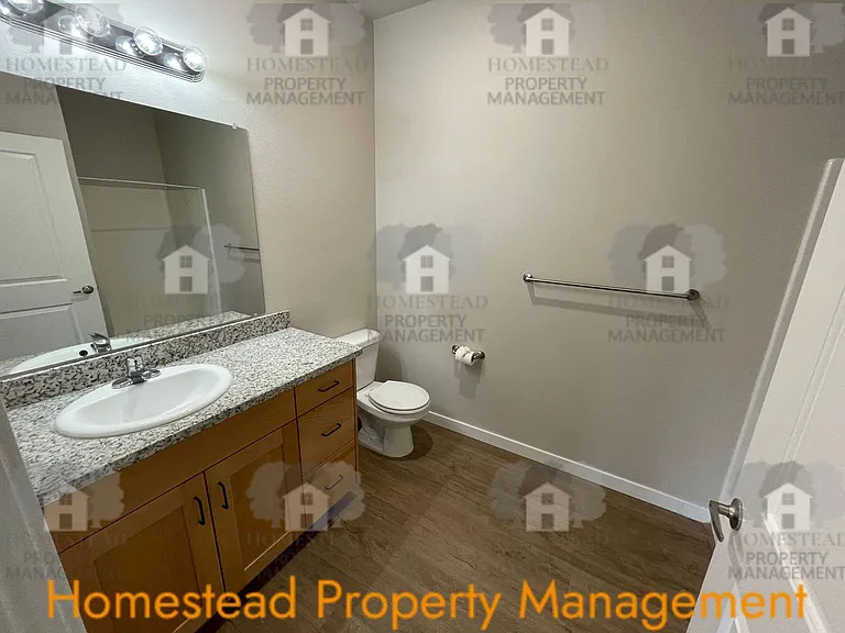 283 Knox St N — Photo 6