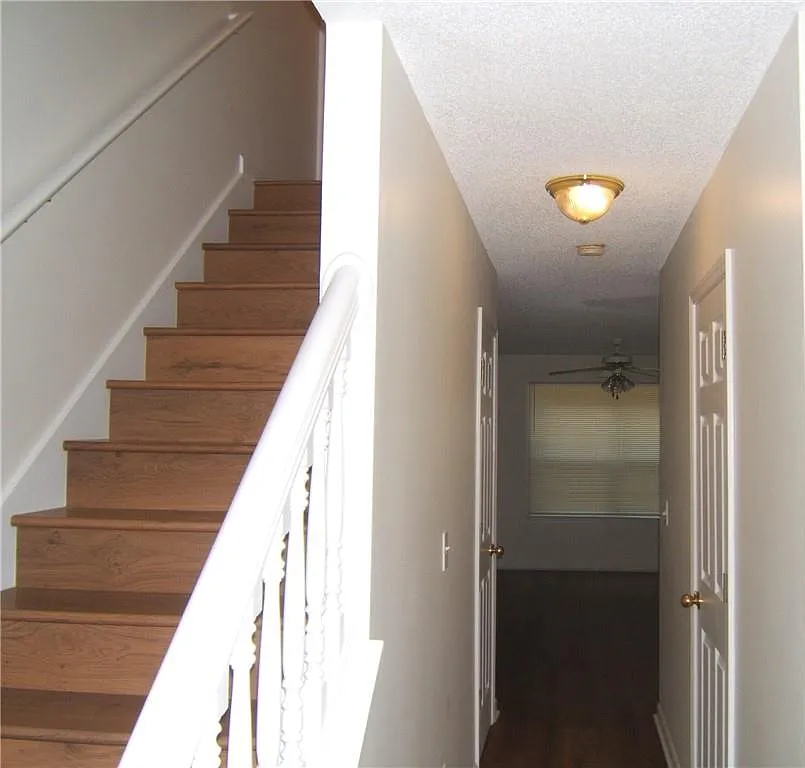3 bed, 2.5 bath, 1402 sqft, $2,000 — Photo 2