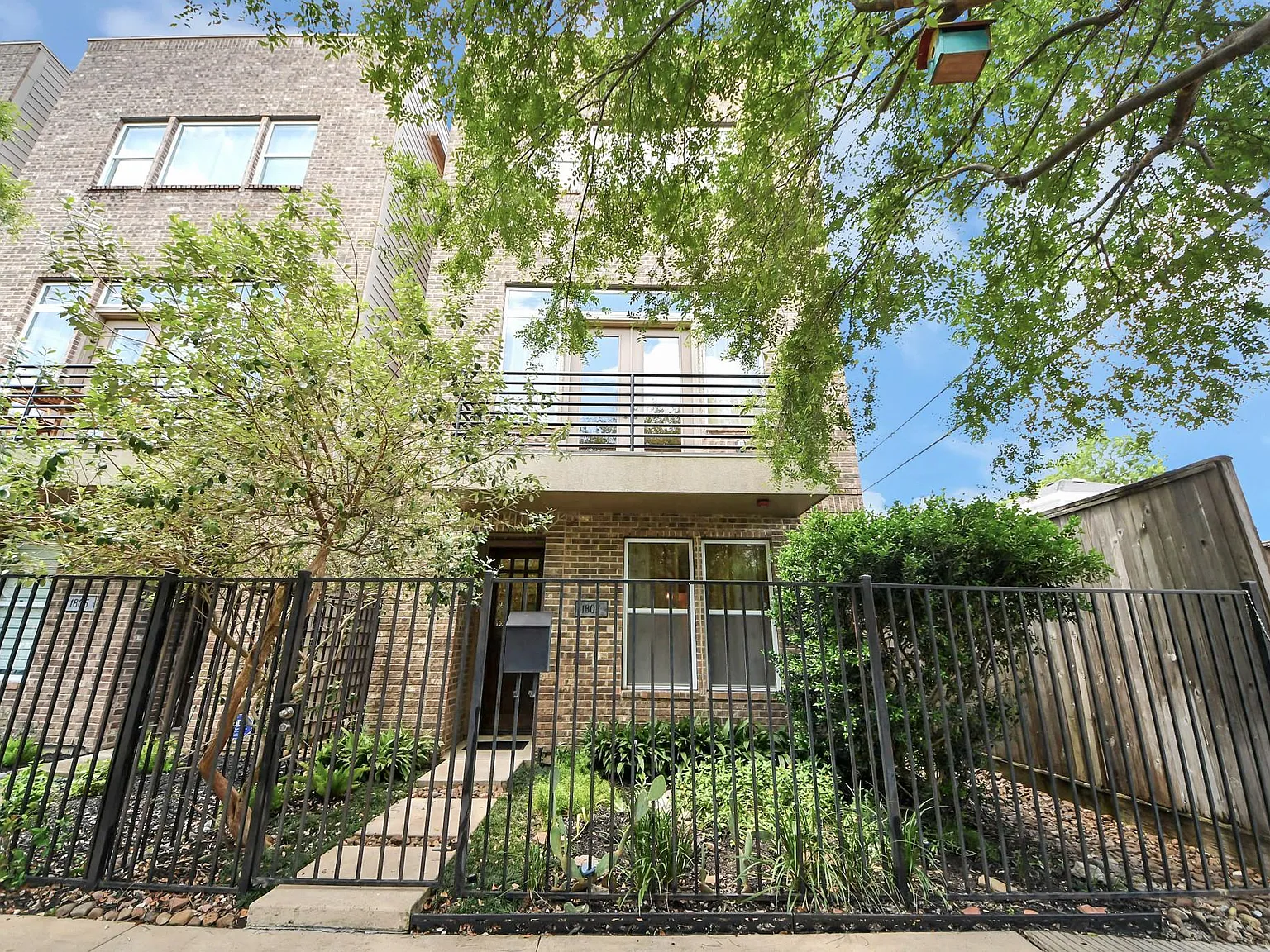 3 bed, 5.0 bath, 2232 sqft, $3,300 — Photo 2