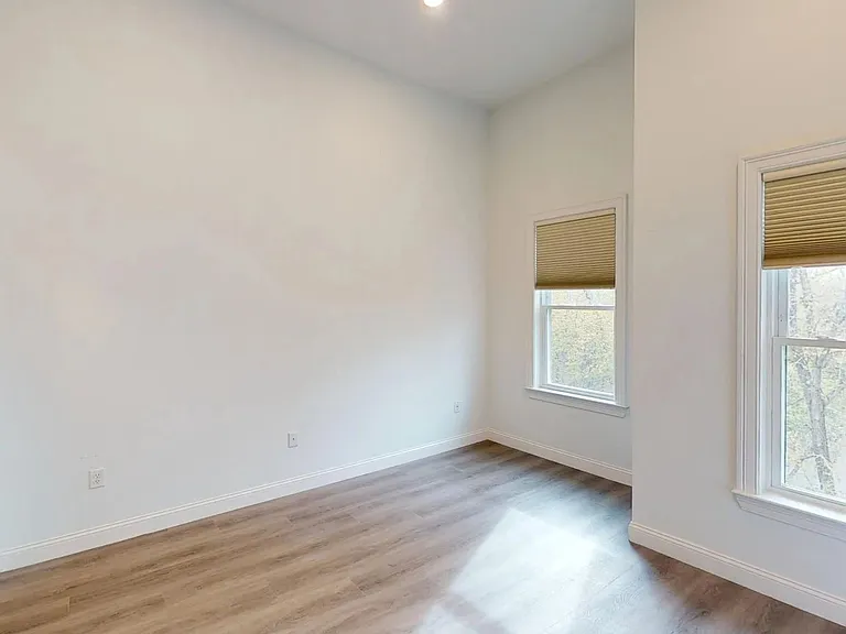 320 Middlesex Ave — Photo 9