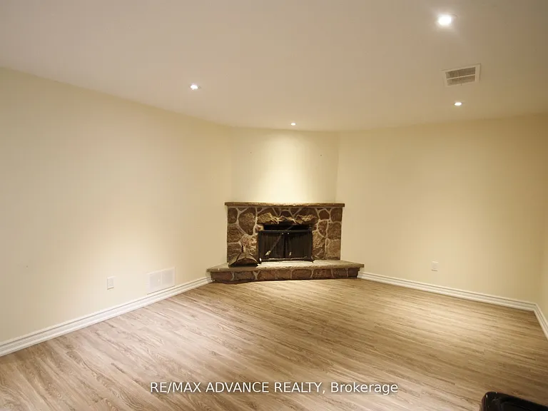 33 Carluke Cres #LOWER — Photo 6