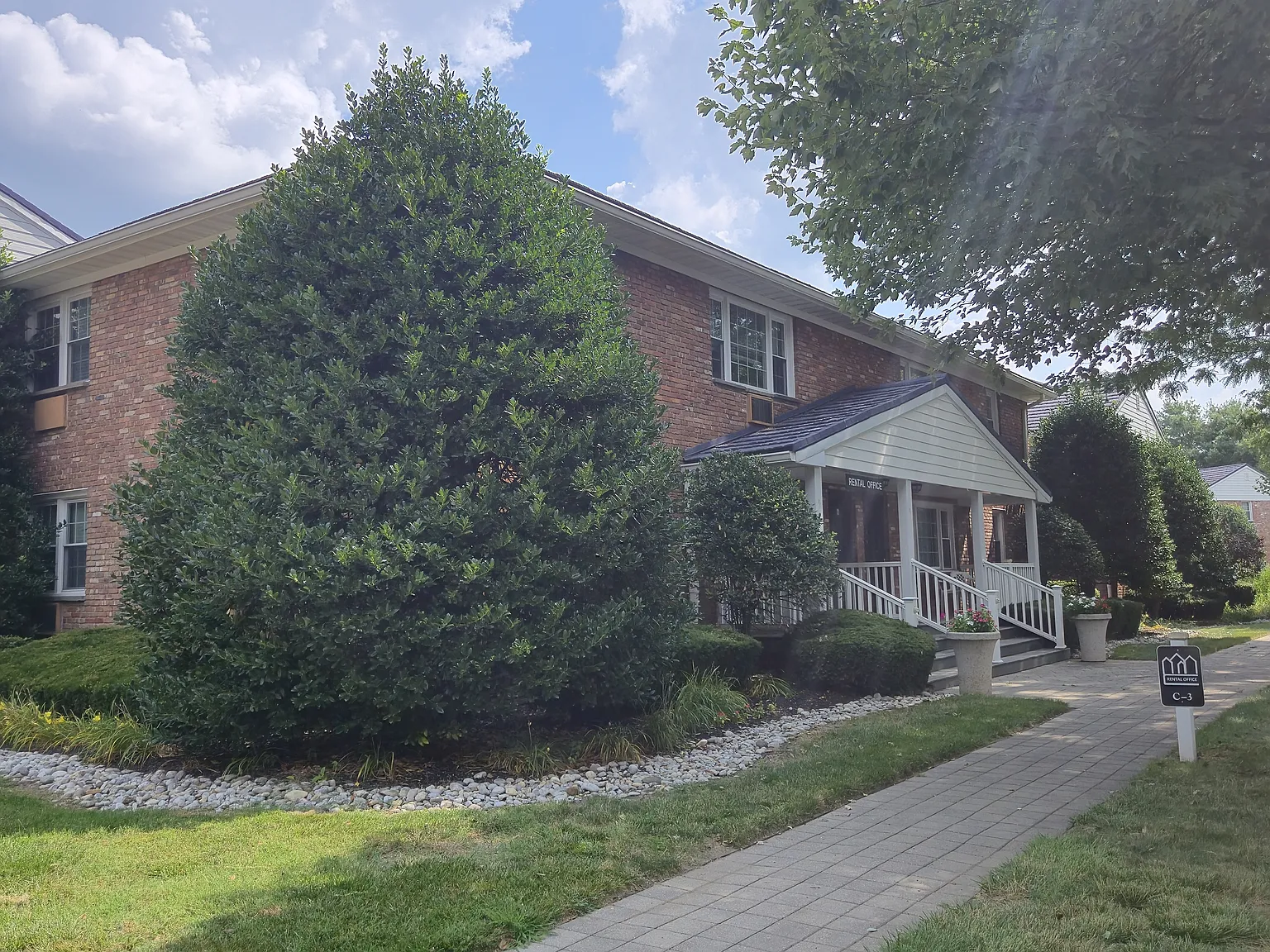 LAWRENCEVILLE GARDEN APARTMENTS AND TOWNHOMES — Photo 4
