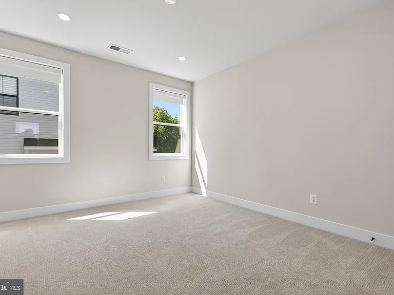 881 N Manchester St — Photo 42