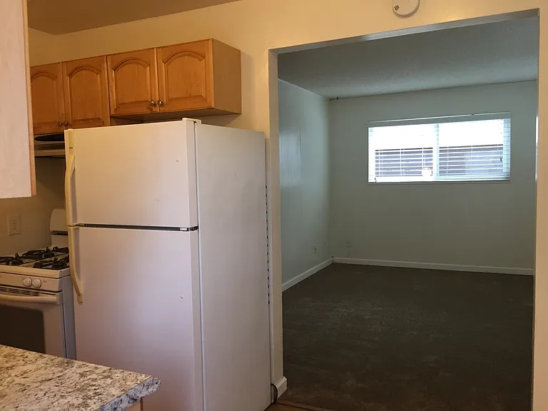 1 Bedroom on Ingraham Street blocks from the beach in Pacific Beach! — Photo 2