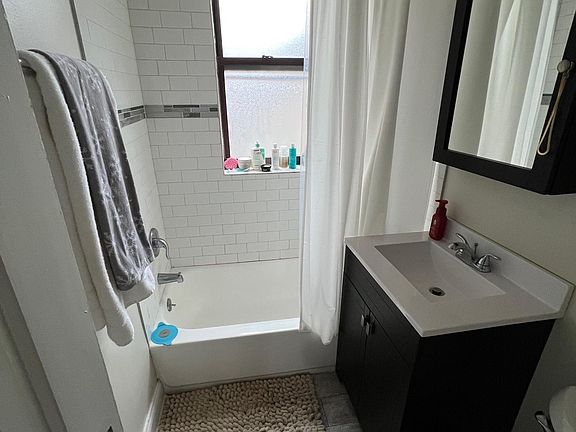 2nd image of 3323 N Lakewood Ave #202