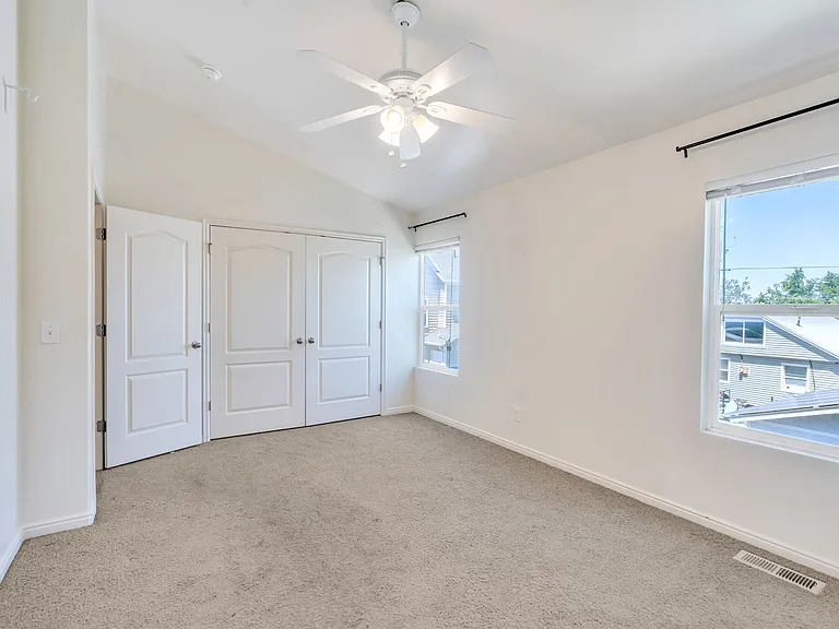 164 W Carrick Dr — Photo 9