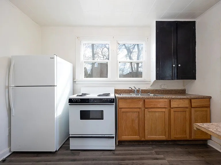 223-225 W Trail St — Photo 16