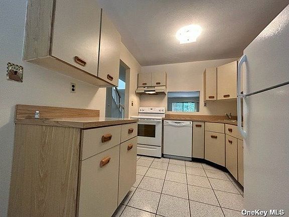 3rd image of 46 Stanford Ct