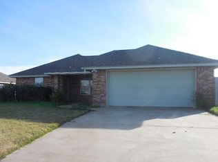 310 E Seminole St, Geronimo, OK 73543