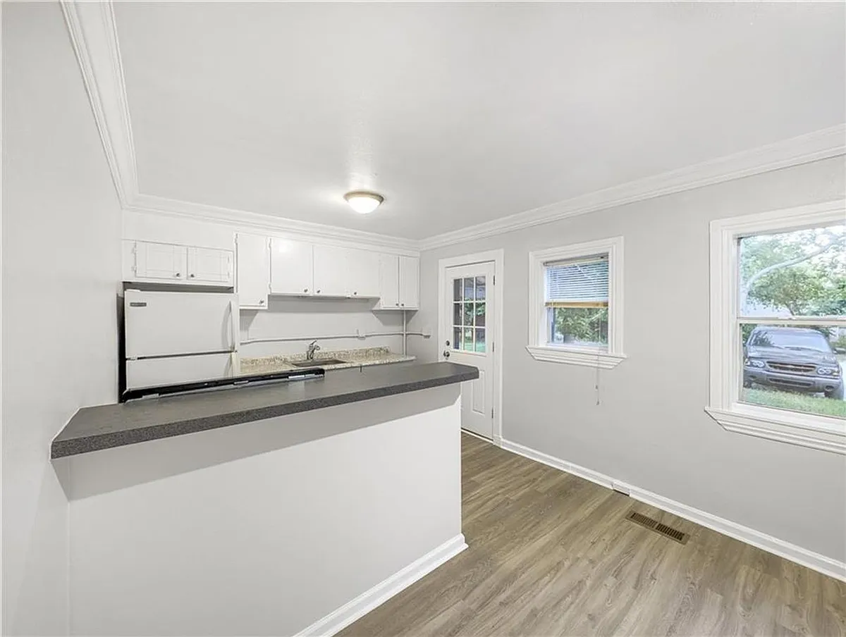 Building Photo - 208 E Graham St #1